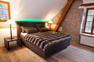 1 dormitorio con 1 cama y suelo de madera en Herrenhaus Schluchsee en Schluchsee