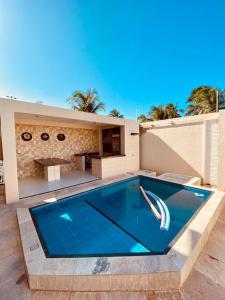 Casa em flecheiras com piscina في فليشيراز: مسبح في الحديقة الخلفية للمنزل
