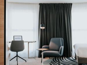 Uma área de estar em Novotel Angers Centre Gare