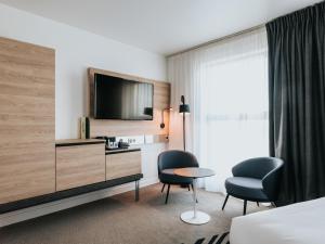 Uma TV ou centro de entretenimento em Novotel Angers Centre Gare