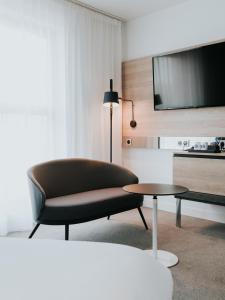 Uma TV ou centro de entretenimento em Novotel Angers Centre Gare