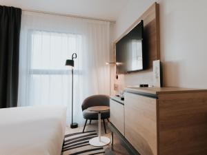 Uma TV ou centro de entretenimento em Novotel Angers Centre Gare