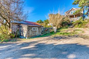 a house on the side of a dirt road at Fisherman's Cottage in Florence