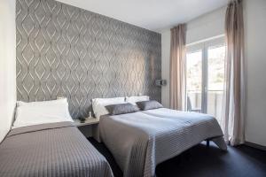 dwa łóżka siedzące obok siebie w sypialni w obiekcie Hotel Rubino w orbole +37 zdjęć