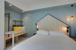 Postel nebo postele na pokoji v ubytování ibis Styles Arcachon Gujan Mestras