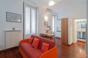 ミラノにあるInUrbe - Navigli Studioのリビングルーム(赤いソファ、テーブル付)