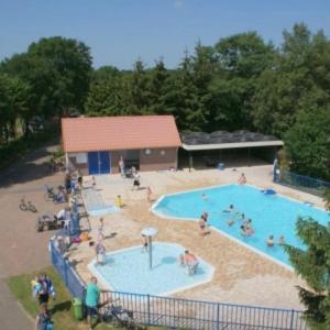 נוף של הבריכה ב-Comfortabel 4-persoons chalet (airco + fietsen) op Recreatiepark Eikenhof או בסביבה