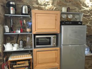 a kitchen with a refrigerator and a microwave at Rollarthouse in Rollamienta