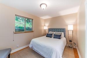 una camera con un letto bianco e una finestra di Baxter's Bayview Cottage ad Arcata