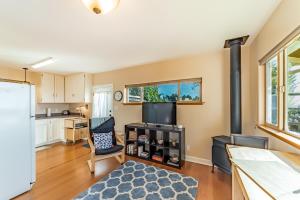 uma cozinha e sala de estar com fogão em Baxter's Bayview Cottage em Arcata