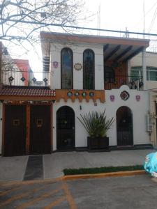 una gran casa blanca con muchas puertas en Casa Mexicana Patio en Ciudad de México