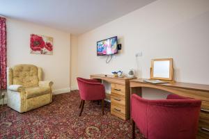 een kantoor met een bureau, een stoel en een spiegel bij Daish's Hotel in Shanklin