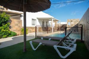 Bazén v ubytování Villa Nueva Cascada - Casa Rustica "Tu Casa En Conil" nebo v jeho okolí