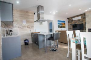 Kuchyň nebo kuchyňský kout v ubytování Villa Nueva Cascada - Casa Rustica "Tu Casa En Conil"
