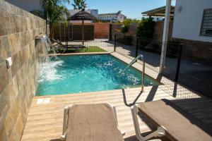 Bazén v ubytování Villa Nueva Cascada - Casa Rustica "Tu Casa En Conil" nebo v jeho okolí