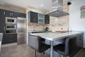Kuchyň nebo kuchyňský kout v ubytování Villa Nueva Cascada - Casa Rustica "Tu Casa En Conil"