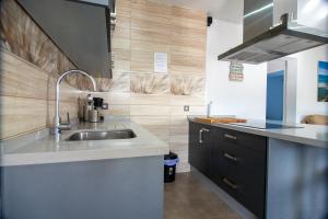 Kuchyň nebo kuchyňský kout v ubytování Villa Nueva Cascada - Casa Rustica "Tu Casa En Conil"