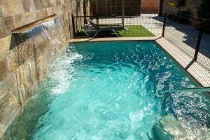 Bazén v ubytování Villa Nueva Cascada - Casa Rustica "Tu Casa En Conil" nebo v jeho okolí