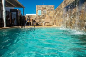 Bazén v ubytování Villa Nueva Cascada - Casa Rustica "Tu Casa En Conil" nebo v jeho okolí
