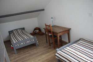 1 dormitorio con escritorio, silla y mesa en Azur de Touraine en Monts
