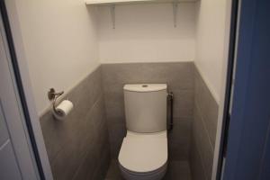 uma casa de banho com um WC branco num quarto em Azur de Touraine em Monts