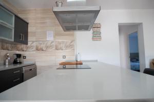 Kuchyň nebo kuchyňský kout v ubytování Villa Nueva Cascada - Casa Rustica "Tu Casa En Conil"