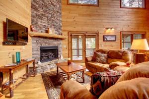 a living room with a couch and a fireplace at Cherokee Dream Mountain Lodge in Epworth