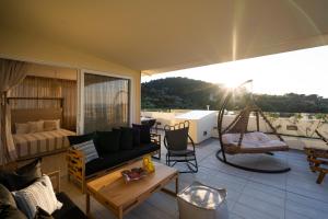 Posedenie v ubytovaní Helen Luxury Holiday House with Sea View