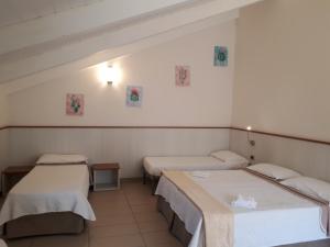 Postel nebo postele na pokoji v ubytování Seven Hostel & Rooms