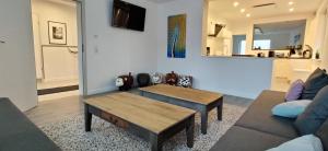 un salon avec un canapé et une table dans l'établissement Großes schönes Ferienhaus mit Garten für 12 Personen erwartet Sie im Harz!, à Sankt-Andreasberg