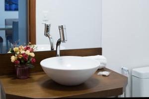 格拉馬杜的住宿－Monte Felice Stay - Parque da Vinícola，浴室的木制柜台上有一个白色的碗水槽