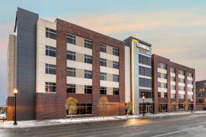 uma representação de um edifício de hotel numa rua em Cambria Hotel Omaha Downtown em Omaha