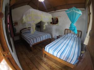 A bed or beds in a room at Hosteria Cabanas Itapoa