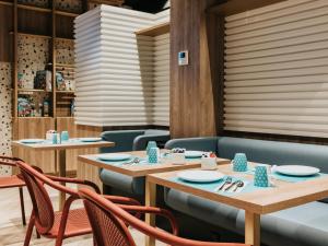 Uma área de estar em Novotel Angers Centre Gare