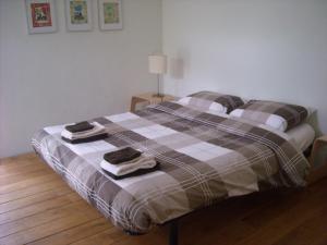 1 dormitorio con 1 cama con toallas en Mas Taillet Maison de Xatart, en Prats-de-Mollo-la-Preste