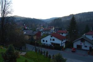ヴィスワにあるApartament Na Tęczowym Wzgórzuの家並みと通りの景色
