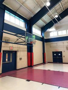einen Fitnessraum mit Basketballkorb in einem Gebäude in der Unterkunft Pocono Villas Resort in East Stroudsburg