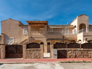 une grande maison avec une clôture devant dans l'établissement Casa Dani, à Villasimius