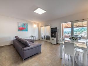 un salon avec un canapé et une table dans l'établissement Casa Dani, à Villasimius