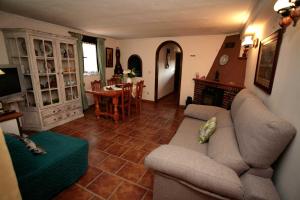 a living room with a couch and a table at APARTAMENTOS. TURIS. CASTIELLO in Piloña