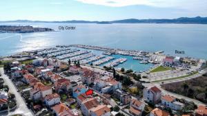 una vista aérea de un puerto con barcos en el agua en Beach Apartments Rafael, en Zadar
