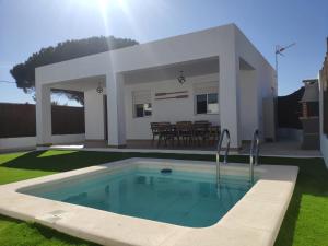 una piscina en el patio de una casa en Novoasis en Chiclana de la Frontera