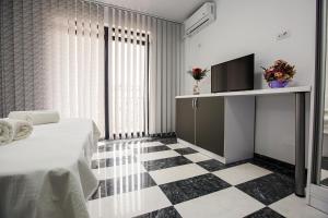- une chambre avec une télévision et un sol en damier dans l'établissement Casa Delia, à Eforie Nord 34 autres photos