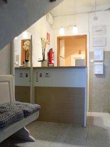 ein Krankenhauszimmer mit einer Tür und einem Spiegel in der Unterkunft Hostal La Romànica in Sabadell