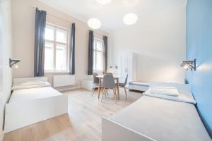 Llit o llits en una habitaci&oacute; de Dizzy Daisy Hostel