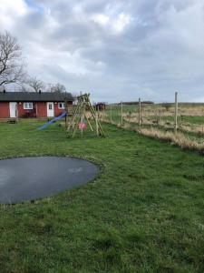 Herní místnost nebo prostor pro děti v ubytování Natursköna Gamlegård på Ön Ven
