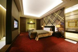 a bedroom with a bed and a red carpet at Dubai Villa Motel in Daya