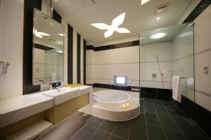 大雅區的住宿－杜拜風情時尚旅館，一间带卫生间、水槽和镜子的浴室