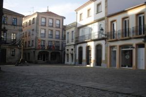 une rue vide dans une ville avec des bâtiments dans l'établissement Apartamento Noia Centro Izqda, à Noia