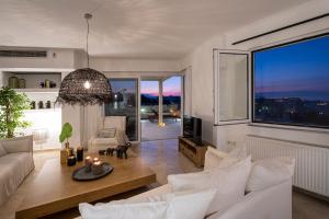 Posedenie v ubytovaní Helen Luxury Holiday House with Sea View